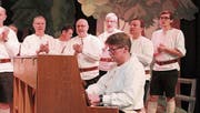 Der Jodlerklub Tälläbuebä konzertierte letztmals unter der Leitung von Dirigent und Pianist Rolf Lee, hier bei der Aufführung des «Siloballä-Blues». (Bild: Robi Kuster (Attinghausen, 24. Februar 2018))
