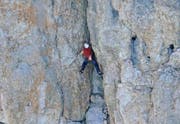 Der Extremkletterer Dani Arnold meistert auch die scheinbar unüberwindbarsten Hindernisse. Hier klettert er die Via Carlesso am Torre Trieste in den Dolomiten hoch. (Bild Mammut)
