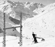 Seit 1937 konnte man sich mit dem Skilift auf den Gütsch hochziehen lassen. Die Skifahrer hatten einen Sitzgurt anzuziehen. An diesen hängte der Angestellte ein Seil und klinkte dieses am Zugseil ein. (Bild: Jean Haemisegger, Staatsarchiv Uri)