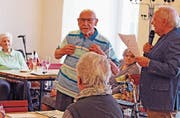 Der 95-jährige Bewohner Robert Leuenberger (links) stielt dem Verkäufer Ernst Spichiger die Show.