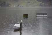Die Bänke in der Badi Seewen laden im Moment nicht zum sitzen ein. (Bild: Geri Holdener, Bote der Urschweiz)