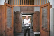 Der Forscher Rudolf J. Koopmans im ehemaligen Bürotrakt der Brauerei Cardinal in Fribourg. (Bild: Roger Grütter (Fribourg, 11. Juli 2017))