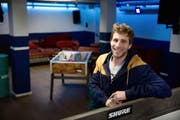Jugendarbeiter Fabian Achermann im Jugendlokal Süesswinkel in Buochs. (Bild: Corinne Glanzmann / Neue NZ)