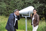 Initiantin Irena Zurfluh-Müller und Präsident Pro Audito Schweiz, Georg Simmen, probieren einen Hörtrichter am Erlebnisweg aus. (Bild Urs Hanhart)