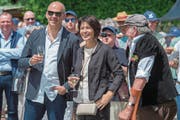 So wie auf der letzten Bundesratsreise in Saanen geniessen Bundesrat Alain Berset und Bundesrätin Doris Leuthard bald die Begegnung mit Obwaldnern auf dem Dorfplatz von Sarnen. (Bild: Lukas Lehmann/Keystone (8. Juli 2016))