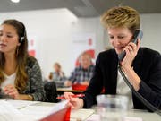 Auch Bundespräsidentin Simonetta Sommaruga hilft sammeln (Bild: KEYSTONE/WALTER BIERI)