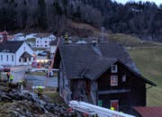 Einer der Feuerwehr-Angehörigen auf dem Hausdach. (Bild: Geri Holdener, Bote der Urschweiz)
