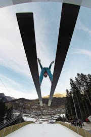 Der Schweizer Gregor Deschwanden beim Sprung über die Titlis-Schanze. (Bild: Philipp Schmidli (Engelberg, 17. Dezember 2016))