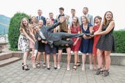 Lehrer Simon Kuster wird von den Schülern bei deren Abschied auf Händen getragen. (Bild: André A. Niederberger (Stans, 24. Juni 2017))