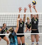 Steinhausens Alaia Adler (Nummer 12) und Michaela Nussbaumer kommen zu spät. (Bild: Patrick Hürlimann (Steinhausen, 3. Februar 2018))