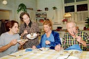 Szene aus «Fascht e Familie» im Oktober 1996 mit Martin Schenkel als Flip, Trudi Roth als Tante Martha, Hanna Scheuring als Vreni Hubacher und Walter Andreas Müller als Hans Meier (von links). (Bild: Keystone / Str)