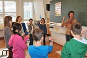 Französisch zum Anfassen: Silvia Frank mit Schülern während einer Lektion. (Bild Matthias Piazza)