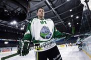 Ab und zu dürfen die Plauschhockeyspieler in der Bossard-Arena spielen. Christian Abächerli und seinen Greenhorns brachte die Halle beim letzten Spiel allerdings kein Glück. (Bild Werner Schelbert)