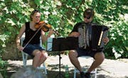 Die beiden Geschwister Maria und Fränggi Gehrig im Klostergarten. (Bild: Paul Gwerder (Altdorf, 18. Juni 2017))