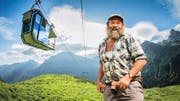 Der Wanderwegverantwortliche Toni Arnold mit der Rugisbalm-Bahn in Grafenort im Hintergrund. (Bild: PD)