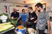 David Zihlmann, Sarah Odermatt, Isabelle Vieli und Philipp Weiersmüller (von links) zaubern in der Küche des Chäslagers Köstlichkeiten aus Lebensmitteln, die nicht mehr verkauft werden können. Bild: Romano Cuonz (Stans, 21. September 2016)