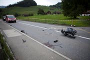 Die Unfallstelle wurde abgesperrt. (Bild: Geri Holdener)