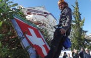 Abseilen am Fels: Sturm Burglind hat die Fahne zerrissen. (Bild: Geri Holdener, Bote der Urschweiz)
