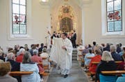 Abt Christian Meyer weiht die renovierte Kapelle ein. (Bild: PD (Grafenort, 19. August 2017))
