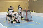 Die Urnerinnen Beatrice Rickli (Nummer 4 vorne) und Regula Arnold (hinten) nehmen das gegnerische Tor unter Beschuss. (Bild: PD (Altdorf, 14. Januar 2018))