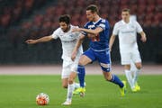 Luzerns Jérôme Thiesson (in Blau) am Samstag im Spiel gegen den FC Zürich im Duell mit Oliver Buff. (Bild: Freshfocus/Steffen Schmidt)