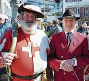 Helmibläser Niklaus von Rotz und Feldmusik-Dirigent Guido Weber. (Bild: Romano Cuonz (Sarnen, 30. April 2017))