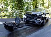 Auch der PW wurde arg in Mitleidenschaft gezogen. (Bild: Geri Holdener, Bote der Urschweiz)