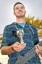 Lukas Waser mit Sturmgewehr und dem Rütli-Becher von 2015.