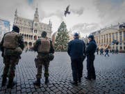 Polizei und Soldaten bewachen die Grand Place - flämisch: Grote Markt - in der Altstadt von Brüssel. (Bild: KEYSTONE/EPA/STEPHANIE LECOCQ)