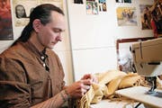 Pan Norrer beim Fertigen des Gewandes der Ribanna. (Bild: Marion Wannemacher (OZ) (Nidwaldner Zeitung))