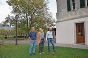 Hinter ihnen wird ab 2020 gebaut (von links): Heimleiter Markus Kayser, Gemeindepräsident Gregor Schwander und Gemeinderat Martin Mathis beim Wohnhaus Mettenweg. (Bild: Franziska Herger (Stans, 19. Oktober 2017))