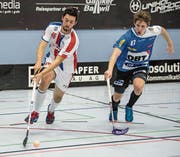 Der Eschenbacher Simon Abt (links) umkurvt den Klotener Fabrice Gärtner. (Bild: Nadia Schärli (Eschenbach, 12. August 2017))