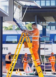 Im Bahnhof Zug gibt es künftig an 20 Orten Anzeigetafeln mit der modernen LED-Technik. (Bild Werner Schelbert)