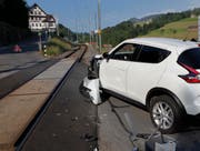Strasse und Geleise mussten vorübergehend gesperrt werden. (Bild: Geri Holdener)