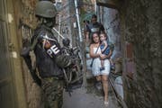 Ende September machten 950 Soldaten in der Favela Rocinha Jagd nach Drogenbanden und Verbrechern. (Bild: Mauro Pimentel/AFP (Rio de Janeiro, 25. September 2017))