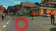 Die Unfallstelle befindet sich unmittelbar vor dem Fussgängerstreifen. (Bild: Leserfoto Bote der Urschweiz)