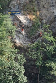 Die Sprengung (rechts) verlief gut, wie eine erste Kontrolle der Bauarbeiter (links) ergab. (Bild: Urs Hanhart (Frentschenberg, 19. Juni 2017))