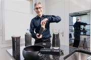 Armin Furrer mit seiner Erfindung, die man unter anderem als Verschlussöffner, Hitzehandschuh, Untersetzer oder Behälterisolation nutzen kann. (Bild Roger Grütter)