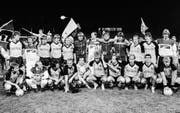 27. Mai 1986: Die Young Boys (mit Martin Weber, untere Reihe, 3. von rechts) feiern ihren bislang letzten Meistertitel. (Bild: Keystone)