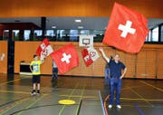 Mitglieder der Fahnenschwinger-Vereinigung Obwalden (rechts Obmann Erwin Langensand) trainieren samt Nachwuchs täglich in der Turnhalle. (Bild Romano Cuonz)