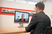 Martina Durrer berät Bankleiter Oliver Britschgi. Bild: Corinne Glanzmann (Lungern, 20. September 2016)