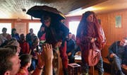 Weil der Regen ein Freilufttheater verhinderte, wurde es am vergangenen Mittwoch in der Sewenhütte sehr eng für die Schauspieler Gian Rupf (rechts) und René Schnoz. (Bild: Ursi Gehrig-Gisler (Meien, 26. Juli 2017))