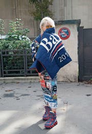 Eine Steppdecke, ein hautenger Logo-Albtraum und Trekking-Schnürschuhe auf Podest – fertig ist der Ugly-Look. (Bild: Kirstin Sinclair/Getty)
