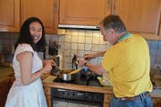 Paan und Gastvater Joe Kretz kochen jedes Wochenende zusammen. (Bild: Franziska Herger (Engelberg, 18. November 2017))