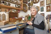 Die Flüeler Künstlerin Trudi Ziegler-Baumann in ihrem Arbeitsreich. (Bild: Christof Hirtler)