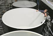 Stefan Baumann und Solt Sokoray-Varga in der neuen Produktionshalle hoch über den Becken. (Bild: Basis 57 (Erstfeld, November 2017))