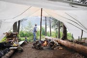 «Das ist mein Fernseher, mein täglicher Ausblick»: Johann in seinem Waldcamp am Sihlsee. (Bild Victor Kälin)