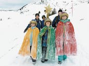 Eine Bürgler Sternsingergruppe 2016 unterwegs auf dem Biel. (Bild: Christof Hirtler (Bürglen, 6. Januar 2016))