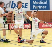Die Zuger Thomas Grüter, Manuel Staub und Billy Nilsson (von links) freuen sich über den Erfolg gegen Uster. (Bild: Roger Zbinden (Zug, 23. September 2017))