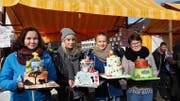 Bei den Lehrlingen im zweiten Lehrjahr kam die Bambi-Torte von Sonja Durrer (rechts) am besten an. Sie gewann vor Sarah Müller, Sandra Steffen und Gisela Imboden (von links). Bilder: PD